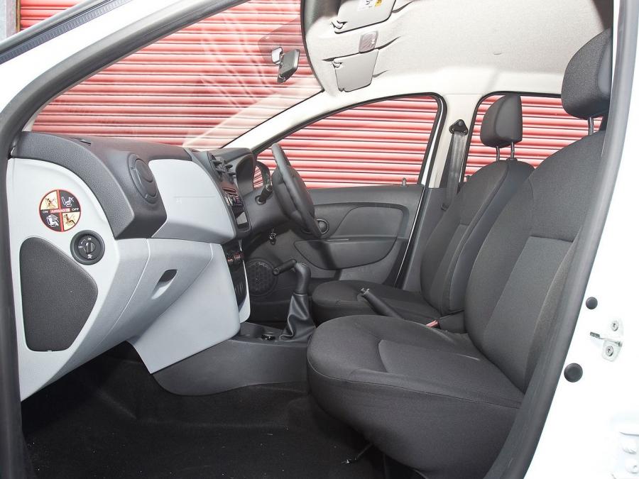 Интерьер Dacia Sandero Access 2013 года  (UK) (фото 14 из 18)
